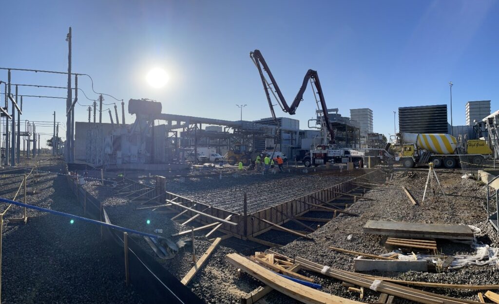 
The concrete pump truck is pouring concrete into the formwork for a thickened equipment slab using the pump truck method.